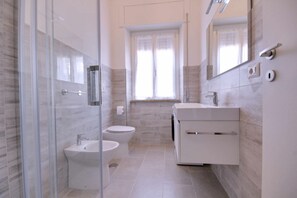 Dusche, Haartrockner, Bidet, Handtücher