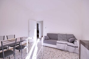 Living area - Laura F, two bedrooms and air conditioning (Castiglione della Pescaia)