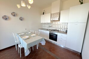 Fridge, oven, stovetop, dishwasher