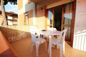 屋外ダイニングエリア