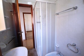 Chuveiro, secador de cabelo, bidê, toalhas de banho