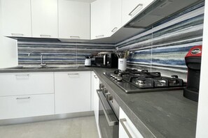 Kylskåp, mikrovågsugn, ugn och spishäll