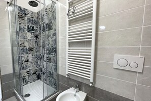 Dusche, Haartrockner, Bidet, Handtücher