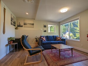 Smart TV - Comfortable one bedroom by the ocean (Cowichan Bay)