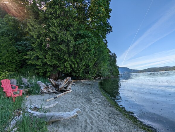 Beach - Comfortable one bedroom by the ocean (Cowichan Bay)
