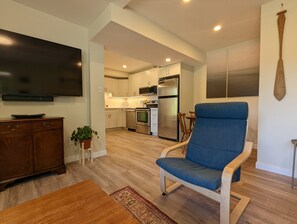 Interior - Comfortable one bedroom by the ocean (Cowichan Bay)