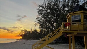 A lifeguard tower on a beach with a sunset in the background. - Eudora House Barbados Modern 2 Bed Villa in Christ Church/Oistins (Sleeps 4) (Christchurch)