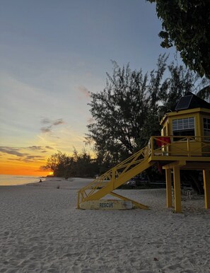 A lifeguard tower on a beach with a sunset in the background. - Eudora House Barbados Modern 2 Bed Villa in Christ Church/Oistins (Sleeps 4) (Christchurch)
