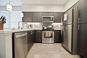 Refrigerador, microondas, horno y parrilla de estufa