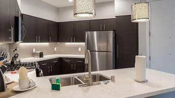 Kjøleskap, mikrobølgeovn, ovn og kokeplater