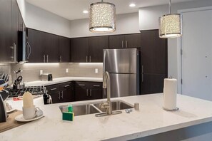 Réfrigérateur, four à micro-ondes, un four, surface de cuisson