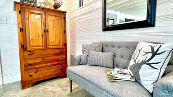 Televisor intel·ligent, llar de foc, llibres i oficines