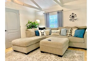 Smart-TV, peis, bøker og kontorer