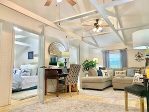 3 habitaciones, escritorio y tabla de planchar con plancha 