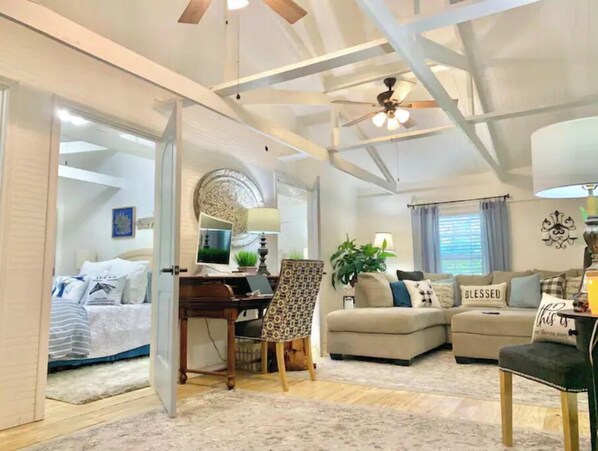 3 habitaciones, escritorio y tabla de planchar con plancha