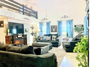 Smart TV, fireplace, books, offices - A Tranquil Retreat Loaded With Ambiance - A TRUE Escape from the Hustle & Bustle (Nacogdoches)