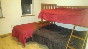 3 bedrooms, iron/ironing board, free WiFi, bed sheets - Logde sleeps 11 ...set up for exploring the Mississippi River or Driftless Area. (Cochrane)