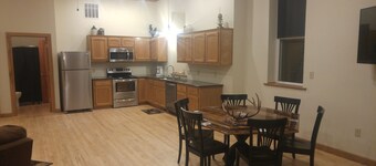 Logde sleeps 11 ...set up for exploring the Mississippi River or Driftless Area.