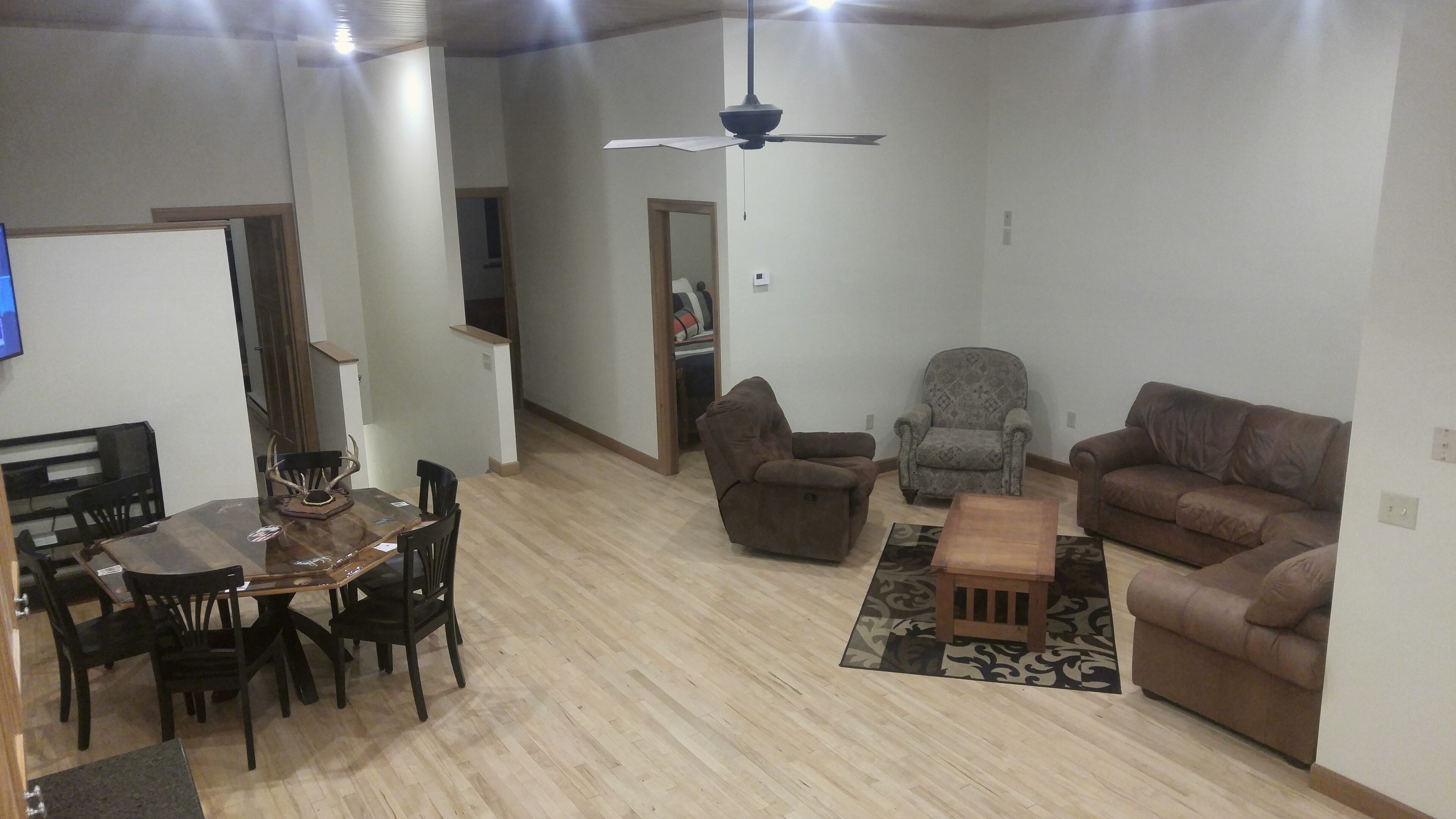 Een televisie en boeken