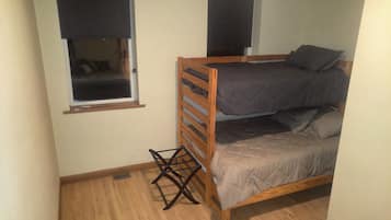3 slaapkamers, een strijkplank/strijkijzer, gratis wifi, beddengoed