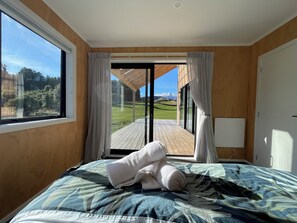 4 عدّة غرف نوم وواي فاي وملاءات أسرّة