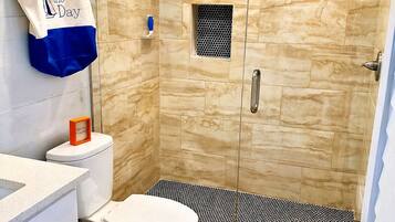 Dusche, Handtücher, Seife, Toilettenpapier