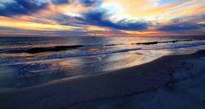 Clown Fish Cottage - Pet Friendly with King Bed