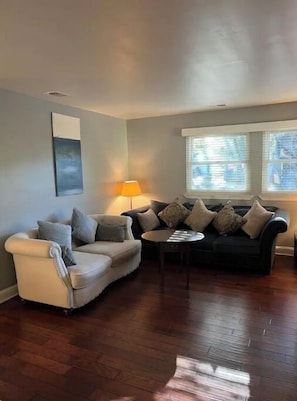 TV, videogiochi, lettore DVD, libri