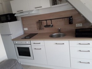 Réfrigérateur, micro-ondes, four, plaque de cuisson