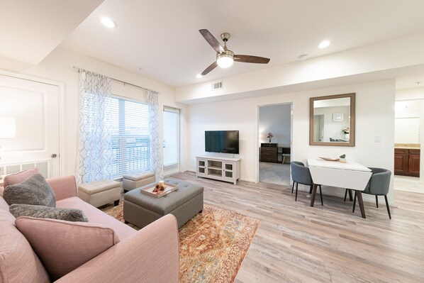 TV - Lovely 2B/2B in Gated Condos| Katy Asian Town & MarketPlace| 2O (Katy)