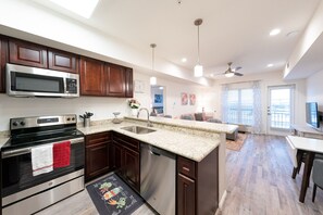 Frigorífico, microondas, horno y placa de cocina