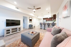 TV - Lovely 2B/2B in Gated Condos| Katy Asian Town & MarketPlace| 2O (Katy)