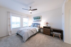 2 habitaciones, escritorio, tabla de planchar con plancha y wifi gratis 
