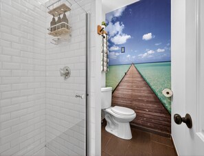 Badewanne, Haartrockner, Handtücher, Seife
