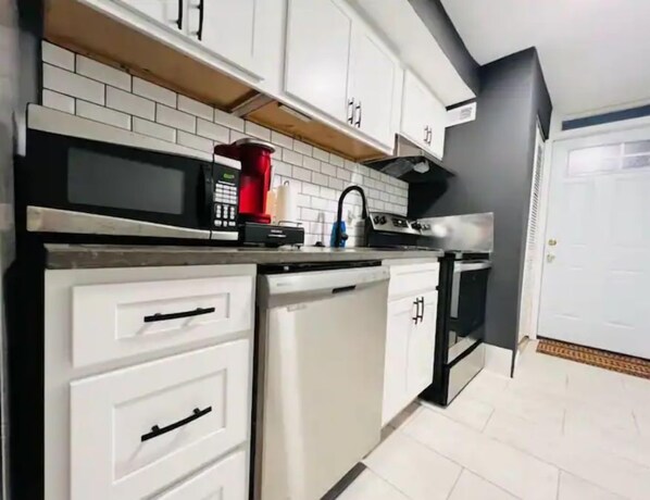 Fridge, microwave, oven, stovetop - Modern & Bright 2 Bedroom DC Apt w/ Parking (Washington)