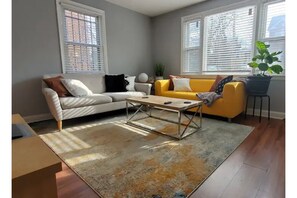 Smart TV, books - Modern & Bright 2 Bedroom DC Apt w/ Parking (Washington)