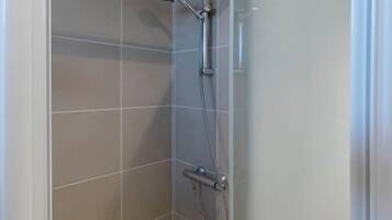 Douche, sĂšche-cheveux, serviettes fournies
