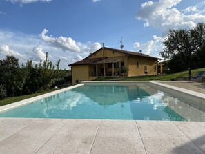 Outdoor pool - La Contea Lounge - Farmhouse with pool surrounded by nature, among woods and olive groves (Mezzane di Sotto)