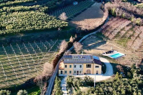 La Contea Lounge - Farmhouse with pool surrounded by nature, among woods and olive groves