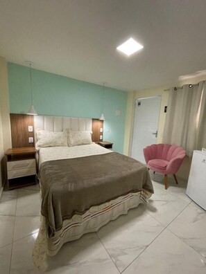 Habitación triple básica | Caja de seguridad en la habitación, cortinas blackout y wifi gratis 