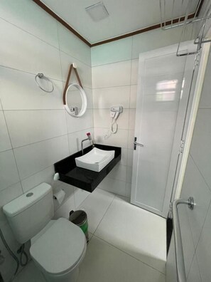 Basic Triple Room | Bathroom - CASA DO BIEL (Fernando de Noronha)