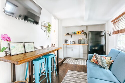 Best of Downtown and Belmont in cozy unique 2BD! Walk everywhere!