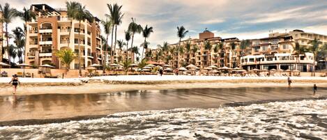 På stranden, solsenger og strandhåndklær