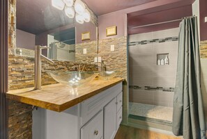 Shower, hair dryer, towels, soap - Family-Friendly • Steps to Ecusta Trail/Ecusta Market & Café • Near Downtown HVL (Hendersonville)