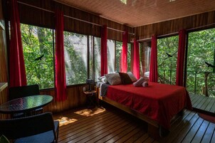 Ropa de cama de alta calidad y espacio para trabajar con laptop 