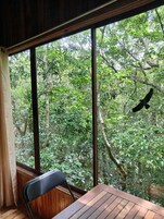 Ropa de cama de alta calidad y espacio para trabajar con laptop 