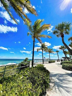 Property grounds - “The Palms” Tropical Oasis|Beach|Scuba|Downtown (West Palm Beach)
