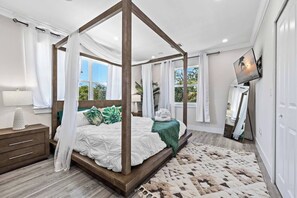 3 soverom, skrivebord, strykejern/-brett og reiseseng for barn