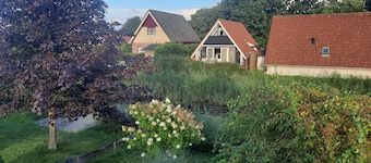 Cozy "Grachtblick" vacation home with a garden in the Lauwersmeer nature paradise