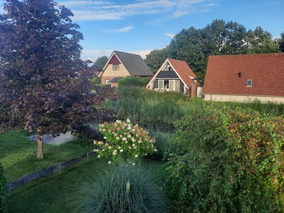 Cozy "Grachtblick" vacation home with a garden in the Lauwersmeer nature paradise